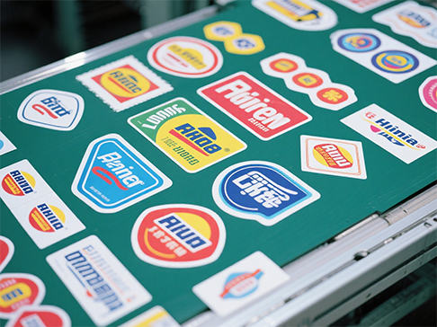 স্ব-আঠালো লেজার ডাই কাটিংয়ের জন্য কী ধরনের লেজার কন্ট্রোলার ব্যবহার করা যেতে পারে